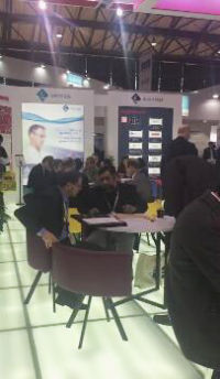 KEIM展臺(tái)有許多客戶來(lái)訪