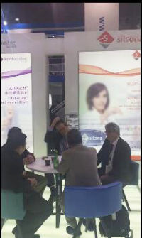 silcona工程師在涂料展與客戶交流