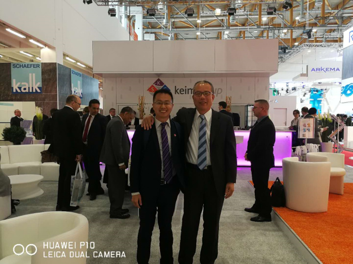 翁開爾代表在歐洲涂料展的keim-group展臺合影